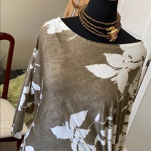 A comfortable asymmetrical top by Kanvas! A soft flowy top🍃